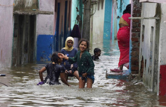 πλημμύρες Ινδία παιδιά