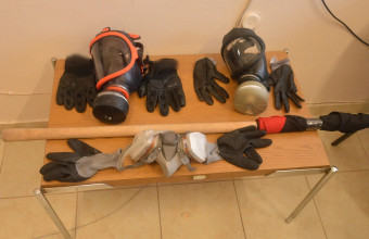 Στην κατοχή των συλληφθέντων οι αστυνομικοί βρήκαν και κατέσχεσαν ένα ξύλινο ρόπαλο, αντιασφυξιογόνες μάσκες και γάντια.