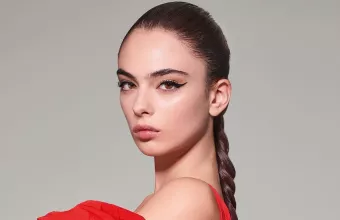 Η Deva Cassel