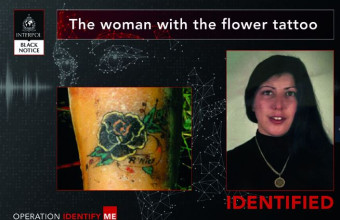 Η γυναίκα με το τατουάζ λουλούδι - Interpol
