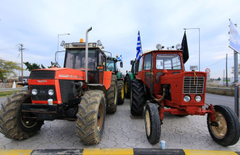 Από την Λαμία μέχρι την Κοζάνη: Αγρότες με δεκάδες τρακτέρ στους δρόμους