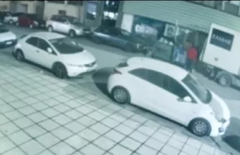 πλάνα από τους κατηγορούμενους να πετούν πράγματα της εγκύου