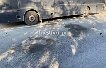 επίθεση κουκουλοφόρων σε ΜΑΤ