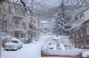 Βόρεια Ελλάδα: Περιοχές με χιόνια, τα κλειστά σχολεία και δρόμοι με αλυσίδες