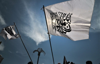 Η σημαία της ισλαμιστικής οργάνωσης Χιζμπ ουτ Ταχρίρ κατά τη διάρκεια διαδήλωσης στην Ινδονησία (Shutterstock)