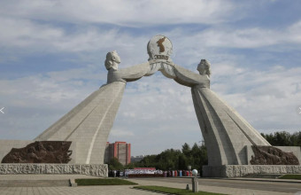  Ο Κιμ κατεδάφισε το μνημείο που συμβόλιζε την επανένωση με τη Νότια Κορέα 