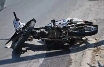 Σύμφωνα με πληροφορίες, η μηχανή που οδηγούσε ο άτυχος άνδρας, για άγνωστους μέχρι στιγμής λόγους, εξετράπη της πορείας της και προσέκρουσε σε τοίχο, με αποτέλεσμα τον θανάσιμο τραυματισμό του αναβάτη. 
