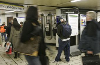 Σοκαριστικό ατύχημα στο μετρό του Λονδίνου: Επεσε στις ράγες και ακρωτηριάστηκε