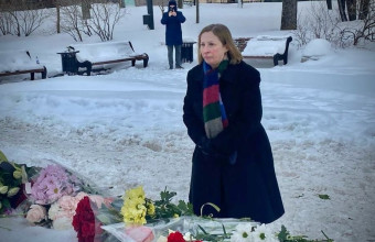 Ρωσία: Μνημείο για τον Αλεξέι Ναβάλνι επισκέφθηκε η πρέσβειρα των ΗΠΑ Λιν Τρέισι 