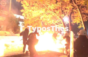 Θεσσαλονίκη: Επίθεση με μολότοφ σε ΜΑΤ στο τουρκικό προξενείο