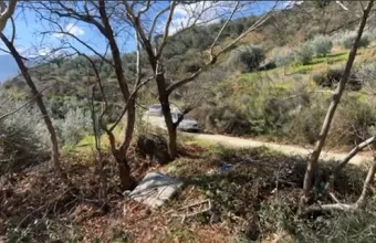 Προσήχθη ο 47χρονος που ζει με την οικογένειά του στα λαγούμια της Κορινθίας - Βίντεο 