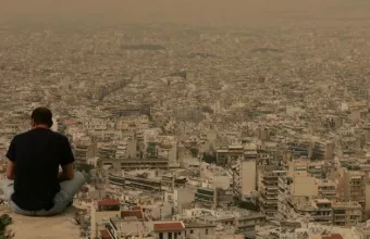 Αφρικανική σκόνη, συννεφιές και βροχή: Ο καιρός μέχρι την Τετάρτη