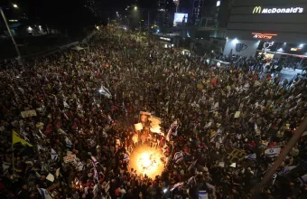 Στο Τελ-Αβίβ, 100.000 άνθρωποι συγκεντρώθηκαν στην «πλατεία της δημοκρατίας»