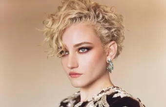 Η Julia Garner
