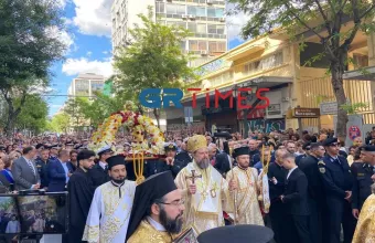 Θεσσαλονίκη: Με κατάνυξη η περιφορά του πρώτου Επιταφίου από τον Άγιο Μηνά