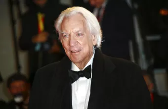 Είχε λάβει τιμητικό Βραβείο της Ακαδημίας και είναι ο πατέρας του βραβευμένου με Emmy ηθοποιού Κίφερ Σάδερλαν
