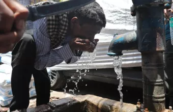 Ινδία: Δεκάδες νεκροί και 25.000 άρρωστοι από τις ακραία υψηλές θερμοκρασίες