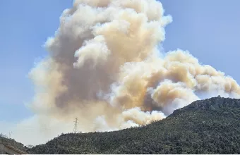 Παράλληλα όπως σημείωσε ο κ. Βαθρακογιάννης από αέρος επιχειρούν στην Πάρνηθα 12 εναέρια μέσα, 4 αεροσκάφη και 8 ελικόπτερα.