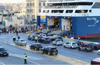 Λιμάνι Πειραιά: Έπεσε με το δίκυκλο στη θάλασσα
