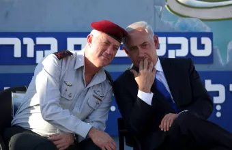 Ο Μπέντζαμιν Νετανιάχου, δεξιά, μιλά με τον Benny Gantz