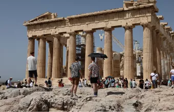 τουρίστες στην ακρόπολη 