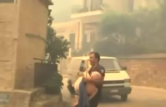 Φωτιά στην Πάτρα: Αστυνομικός απομακρύνει ηλικιωμένο παίρνοντας τον αγκαλιά