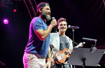 Οι κολλητοί, Αντίνοος Αλμπάνης και Γιώργος Παπαγεωργίου τραγουδούν αγκαλιά Βίσση