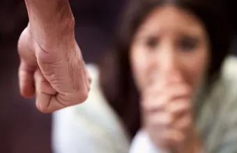 Νεαρή έπεσε θύμα ξυλοδαρμού από τον σύζυγο, την πεθερά και την κουνιάδα