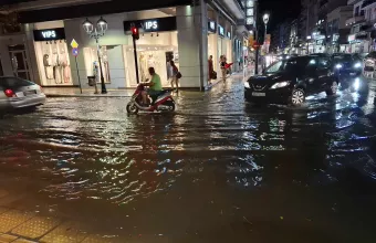 Βόλος - Ισχυρή βροχή: Πλημμύρισαν δρόμοι στο κέντρο της πόλης