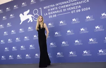 Angelina Jolie: Χαμός στη Βενετία στη άφιξή της για τη παρουσίαση της ταινίας «Μαρία» (Αποκλειστικό βίντεο)