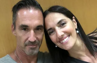 Η Νόνη Δούνια κι ο αδερφός της αναβίωσαν την ίδια φωτογραφία 50 χρόνια μετά