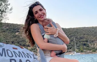 Η Βασιλική Τρουφάκου θηλαζει τον γιο της στο μπαλκόνι. Ανεκτίμητο