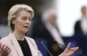 Η Ούρσουλα φον ντερ Λάιεν στο σπίτι της μετά από μια εβδομάδα νοσηλείας