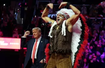 YMCA: Ο Τραμπ χορεύει YMCA στη σκηνή με τους Village People - Βίντεο