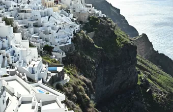 BBC: Οι τουρίστες φεύγουν, αλλά οι ανθεκτικοί ντόπιοι παραμένουν στη Σαντορίνη