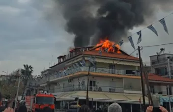 Φωτιά στην Καλλικράτεια - Σταμάτησε η παρέλαση - Δείτε βίντεο