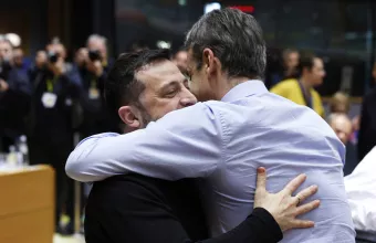 Εγκάρδια αγκαλιά Μητσοτάκη- Ζελένσκι στη Σύνοδο Κορυφής στις Βρυξέλλες