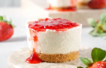 Ατομικά cheesecakes φράουλας με πασχαλινά κουλουράκια