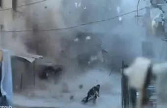 Γάζα: Η στιγμή που ένα νεαρός γλιτώνει τον θάνατο σε βομβαρδισμό - Βίντεο