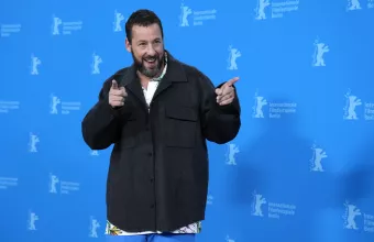 Άνταμ Σάντλερ χαμογελά