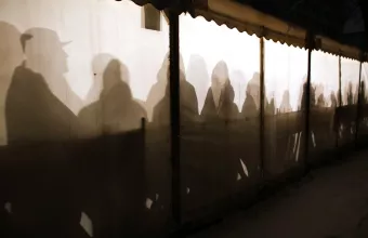 Σκιές μεταναστών σε τοίχο