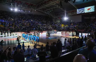 Ευρωμπάσκετ: Οι παίκτες Ελλάδας και Κύπρου τραγουδούν μαζί τον Εθνικό Ύμνο