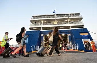 Επιβάτες στο λιμάνι Πειραιά