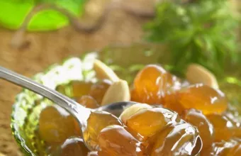 Γλυκό κουταλιού σταφύλι με αρμπαρόριζα και αμύγδαλα