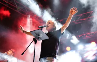 Βασίλης Παπακωνσταντίνου γάτος σε συναυλία