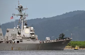 Το αντιτορπιλικό USS Gravely ετοιμάζεται να δέσει για στρατιωτικές ασκήσεις στο Πορτ-οφ-Σπέιν, Τρινιντάντ και Τομπάγκο, Κυριακή 26 Οκτωβρίου 2025