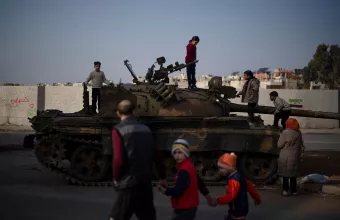 Παιδιά σε συριακό τανκ
