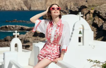 Lily Collins χορός στη Μύκονο