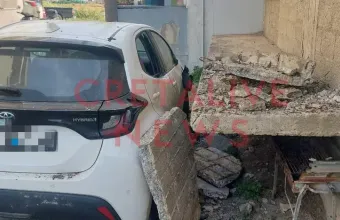 Μπακόνι έπεσε σε αυτοκίνητο