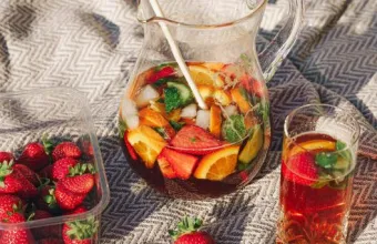 Pimm’s με φρούτα και δυόσμο: Ένα δροσερό aperitif με βρετανικό χαρακτήρα